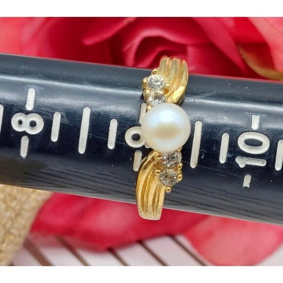 Pretty Gold Tone Size 9 Fashion Cocktail Ring Faux Pearl Crystal Accents - Picture 8 of 8